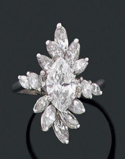 MELLERIO Bague en platine sertie au centre d'un beau diamant de taille navette dans...