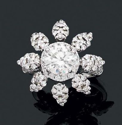 null Bague en or gris "fleur" sertie d'un diamant central de taille brillant. Entourage,...