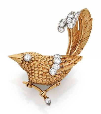 CARTIER Broche "oiseau" en or jaune ciselé sertie de diamants de taille brillant....