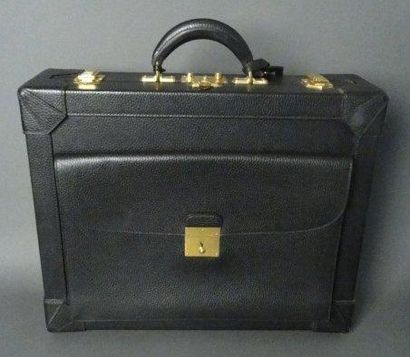 HERMES Valise de cuir noir grainé, détails métal doré Porte adresse en cuir noir...