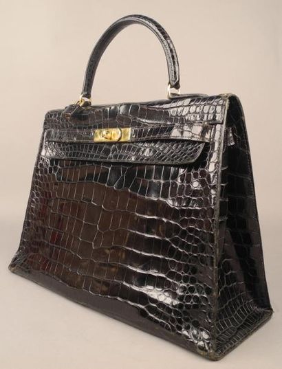 HERMES Paris Sac "KELLY" 35 cm en crocodile noir, garniture en métal plaqué or, cadenas...