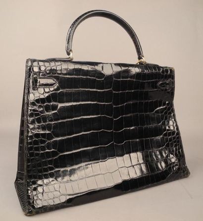 HERMES Paris Sac "KELLY" 35 cm en crocodile noir, garniture en métal plaqué or, cadenas...