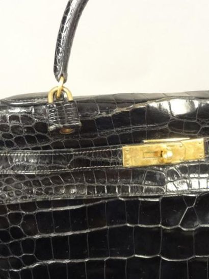 HERMES Paris Sac "KELLY" 35 cm en crocodile noir, garniture en métal plaqué or, cadenas...