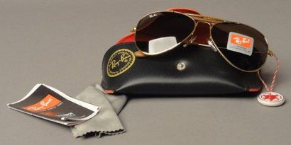 RAY BAN Paire de lunettes de soleil Modèle Aviator doré Dans son étui Taille 58 ETAT...