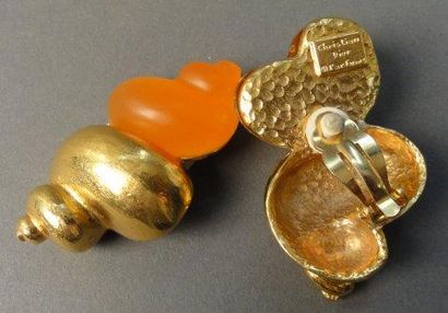 CHRISTIAN DIOR Boucles d'oreilles formant coquillage or et orange EN BON ETAT