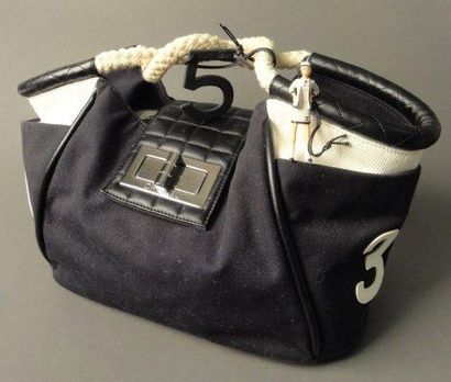 CHANEL Sac à main en toile et cuir noir et blanc.
Collection Croisière.
Fermoir en...