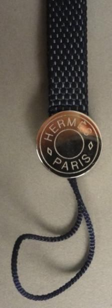 HERMES Dragonne en toile bleue marine, rivet en métal argenté siglé "HERMES, Paris"...