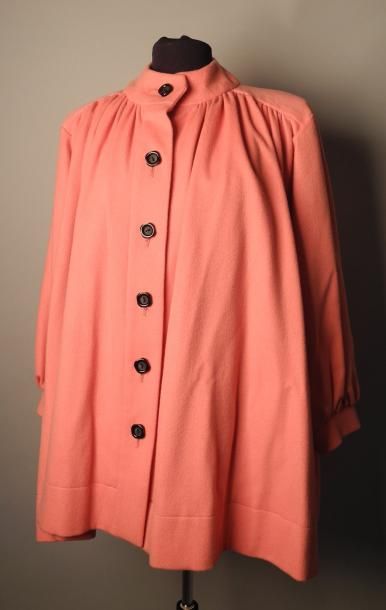 Yves Saint LAURENT Grand manteau en lainage rose Taille 34 Collection Eté 1985