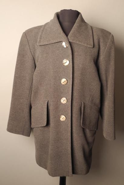 Yves Saint LAURENT Grand manteau en lainage et cachemire gris, gros boutons nacrés...