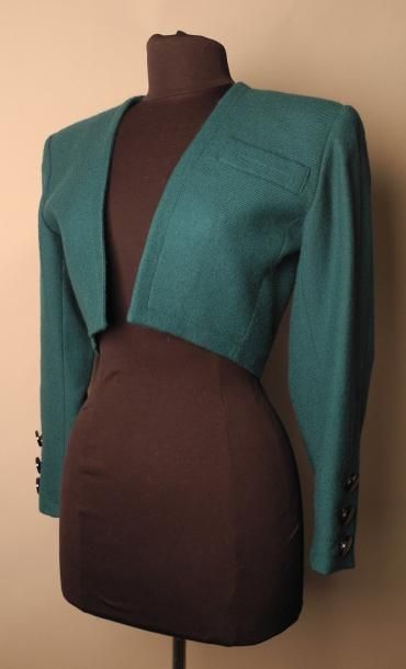 Yves Saint LAURENT Variation Veste courte en lainage vert, une poche plaquée devant...