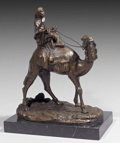 AGATHON LEONARD (1841-1923) Oriental à dos de chameau Bronze à patine brune, signé...