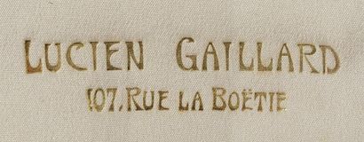 Lucien GAILLARD (1861-1933) Peigne à cheveux en corne sculptée à décor de motifs...