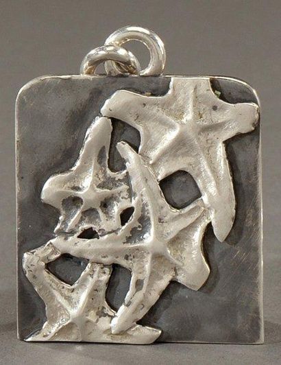 Jean DESPRES (1889-1980) Pendentif rectangulaire en argent figurant en léger relief...