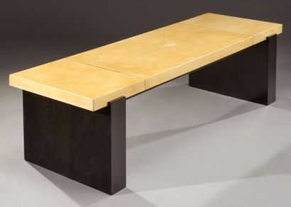 JACQUES ADNET (1901-1984) Importante table basse à plateau rectangulaire entièrement...