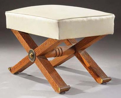 Paul DUPRE-LAFON (1900-1971) Rare tabouret en chêne arraché à assise rectangulaire...