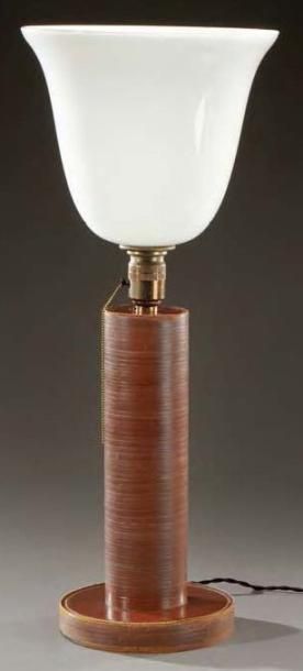 PAUL DUPRE LAFON (1900-1971) et HERMES Lampe de bureau à fût cylindrique reposant...