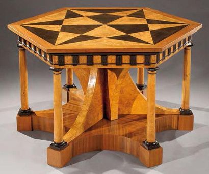 EMILIO TERRY (1890-1969) Exceptionnelle et rare table en placage de citronnier, d'acajou...
