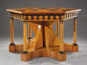 EMILIO TERRY (1890-1969) Exceptionnelle et rare table en placage de citronnier, d'acajou...