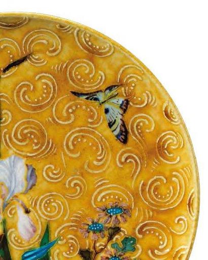 Théodore DECK (1823-1891) Assiette circulaire en faïence émaillée polychrome à décor...