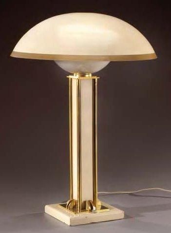 JACQUES ADNET (1900-1984) Lampe de bureau à fût de section carrée en bois laqué beige,...