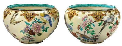 Théodore DECK (1823-1891) Paire de cache-pots à panse bombée et col étranglé en céramique...