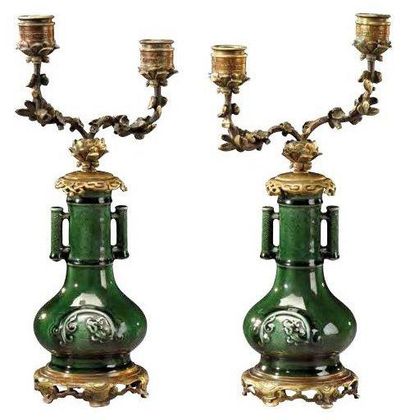 Théodore DECK (1823-1891) Paire de vases montés en bougeoirs à panse bombée et col...