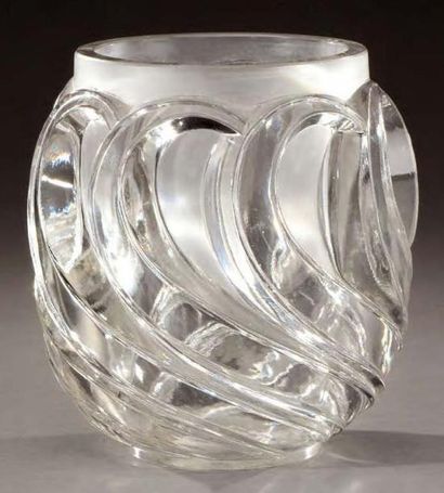 RENE LALIQUE (1860-1945) Vase en verre blanc moulé-pressé translucide à décor en...