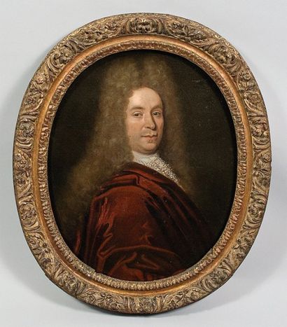 Ecole française du XVII° Portrait de gentilhomme au manteau rouge. Toile ovale 81...