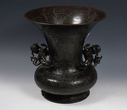 null Vase en bronze à décor en application de chiens de fö. Chine XIX° siècle H:...