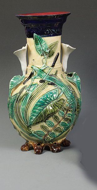 null Vase en barbotine à décor polychrome de feuillages et d'arums. H: 42 cm