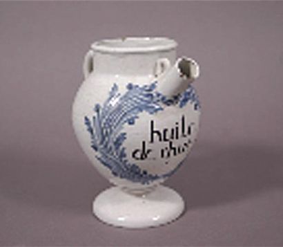 NEVERS Chevrette en faïence à décor en camaïeu bleu Huile de rhume. XVIIIe siècle....