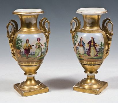 PARIS Paire de vases en porcelaine blanche et or à décor en réserve de personnages...