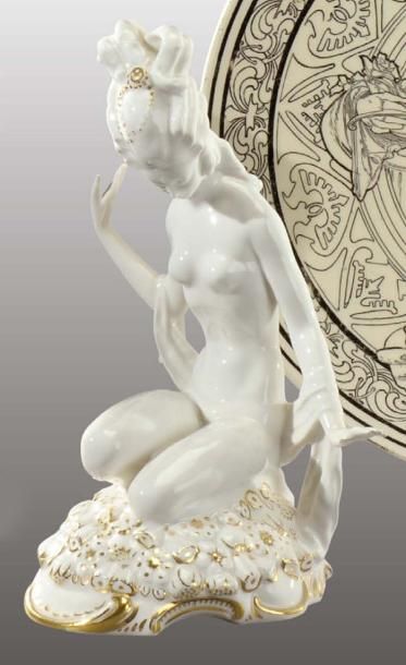HUTSCHENREUTHER Sujet en porcelaine blanche rehaussée d'or figurant une marquise...