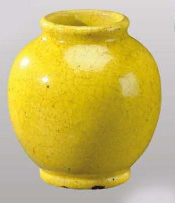 Raoul LACHENAL (1885-1956) Petit vase balustre en grès craquelé moucheté jaune à...