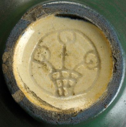 André GROULT (1884-1966) Coupelle circulaire en céramique émaillée verte. Signée...