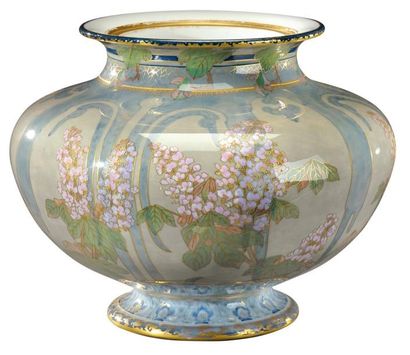 W.GUERIN LIMOGES et PARIS Important cache-pot en porcelaine de forme balustre à décor...