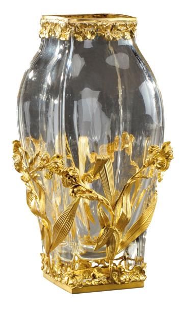 BACCARAT, attribué à Vase en verre translucide à corps bombé et à col et base quadrangulaire...