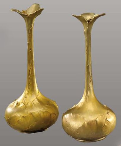 HIPPOLYTE GAUTRUCHE (XIXXXème) Paire de vases soliflores en bronze doré à décor en...