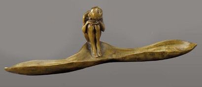 HARTMANN Vide poche ovale en bronze patiné figurant une femme assise la tête posée...