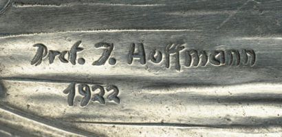JOsEPH HOFFMaNN (1870-1956) Coupe formant vide-poches en étain argenté à décor d'une...