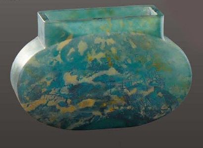 DAUM Nancy Vase à corps pansu en verre moulé pressé à fond marmoréen bleu, vert nuancé...