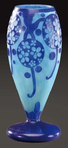 LE VERRE FRANÇAIS Vase en verre doublé à corps bulbeux reposant sur un talon plat...