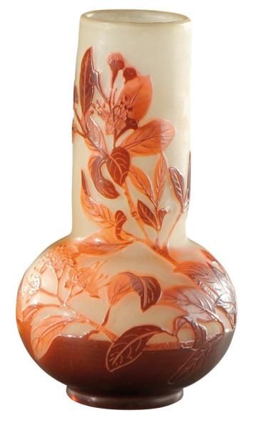 ÉTABLISSEMENT GALLÉ Vase à corps pansu et long col droit en verre doublé à décor...