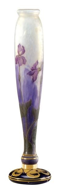 DAUM Nancy Vase de forme balustre en verre doublé à décor dégagé à l'acide de violettes...