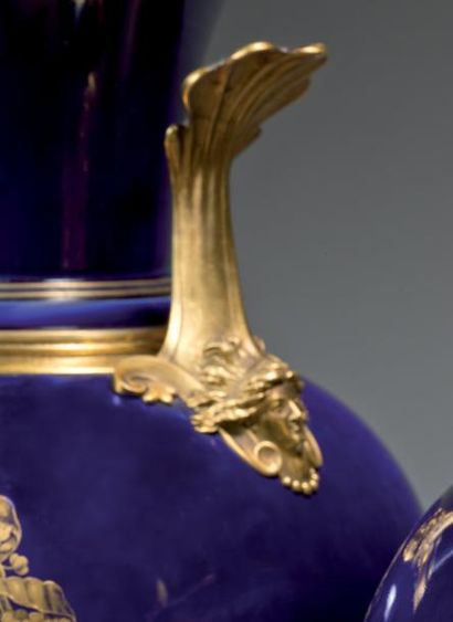 SEVRES, 1863 Importante paire de vases à fond gros bleu,
à décor en plein, dans des...
