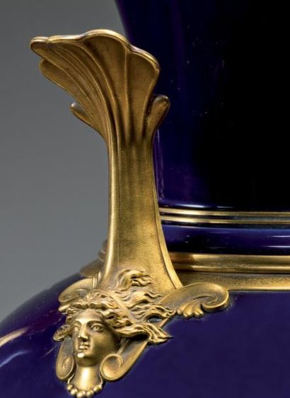 SEVRES, 1863 Importante paire de vases à fond gros bleu,
à décor en plein, dans des...