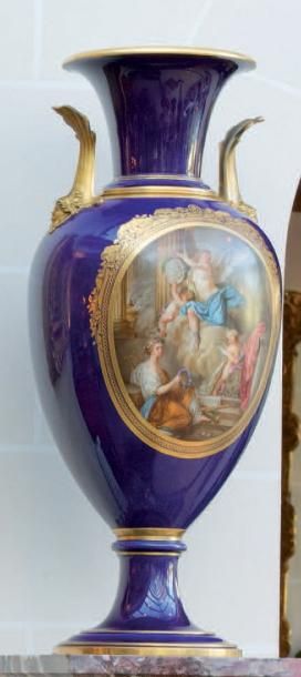 SEVRES, 1863 Importante paire de vases à fond gros bleu,
à décor en plein, dans des...