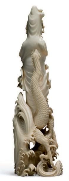 JAPON Bel Okimono
en ivoire sculpté représentant la déesse
Kwanin les mains jointes,...