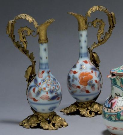 BAYEUX Paire de petits vases de forme bouteille à col etroit décorés dans le style...