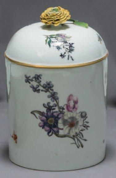 MEISSEN Pot de toilette ou pot à tabac couvert de forme cylindrique à décor en polychromie...